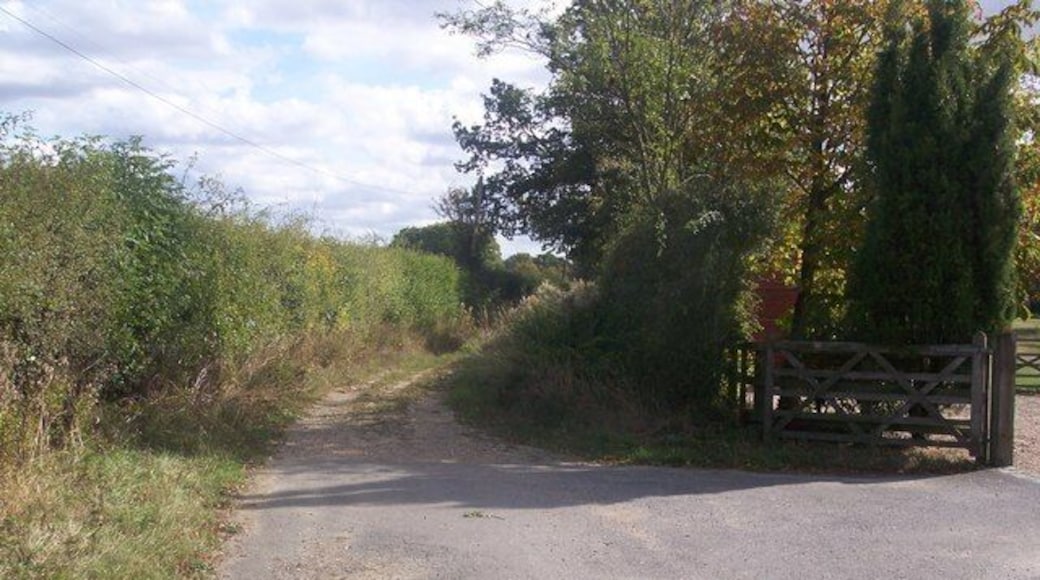 Gadsby Lane becomes a track This lane leading to Oak Farm and Broomsbourne Farm house, then becomes a track with public access to Green Lane or to a byway to Potkin Lane.