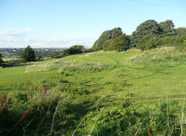 Footpath near The Reindeer, Overton. Sitlington This is as seen from the stile on the tiny connecting lane from Old Road to Wakefield Road. The footpath goes to Wakefield Road.