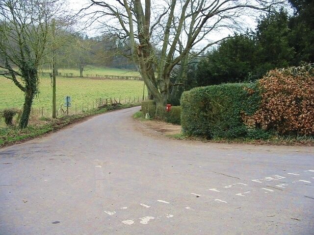 Road to Bossingham and entrance to Lynsore Court Entrance by post box