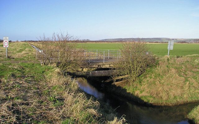 Weir Dyke Bridge. This bridge carries an Environment Agency notice giving its location as SE982119. The pipeline that crosses the Ancholme on the adjacent pipe bridge 338247 can be seen below.