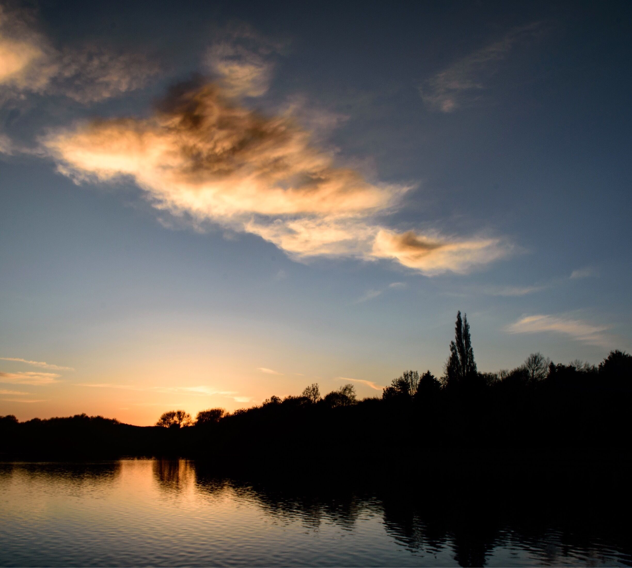 Taken from the reservoir bridge, looking over the reservoir at sunset. Tip, park in the lay by near wigfield farm, saves you some cash ;) 
#bvsquad
#sunset
#goldenhour
#reservoir
#landscape