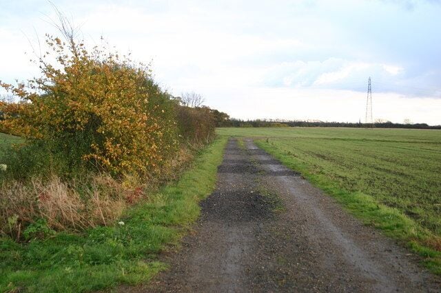 Footpath heading towards Eltisley Footpath below Yelling heading towards Eltisley