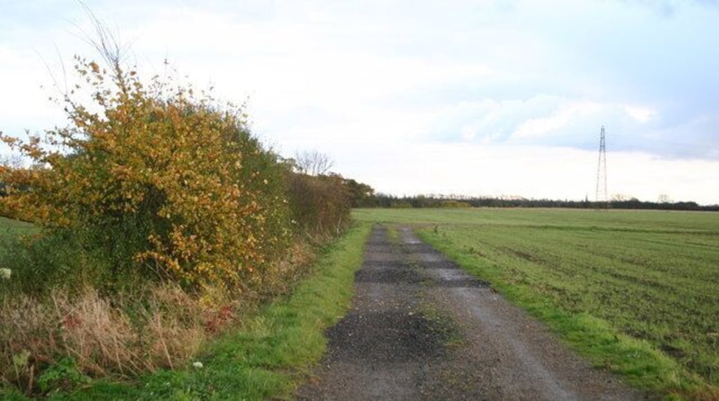 Footpath heading towards Eltisley Footpath below Yelling heading towards Eltisley