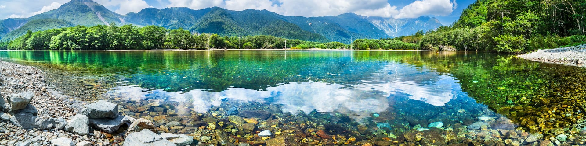 新緑が美しい夏の上高地 大正池と穂高連峰のパノラマ風景【長野県・松本市】
Kamikochi in summer with beautiful fresh greenery. Panoramic view of Taisho Pond and the Hotaka mountain range - Nagano, Japan