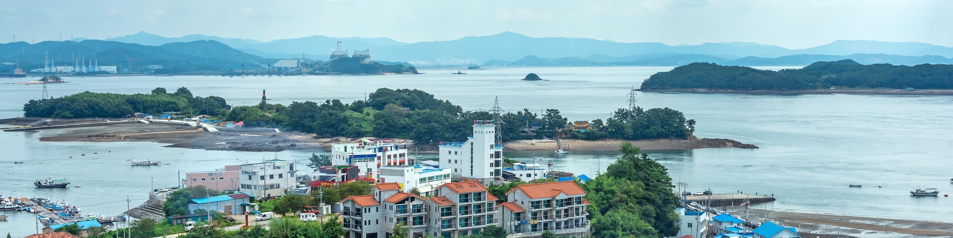 영목항 전망대에서 본 서해 어촌마을의 풍경, 충남 태안군에 위치-View of a West Sea fishing village from Yeongmok Port Observatory, located in Taean-gun, Chungcheongnam-do, South Korea