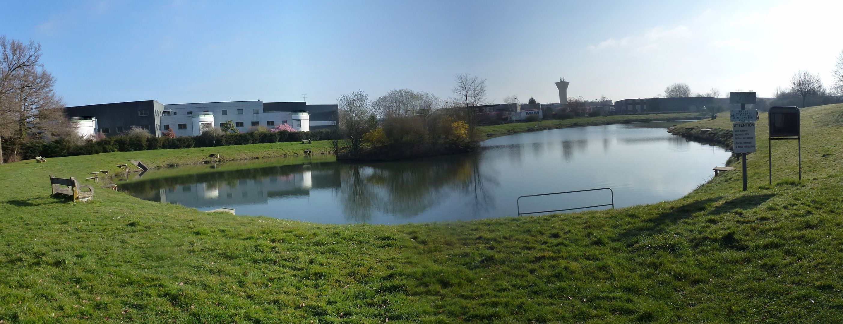 Étang le long de la zone artisanale Eiffel de Gretz-Armainvilliers (1)