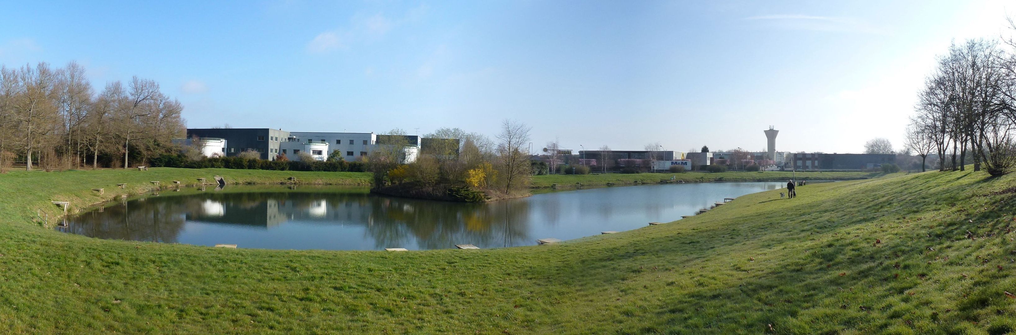 Étang le long de la zone artisanale Eiffel de Gretz-Armainvilliers (2)