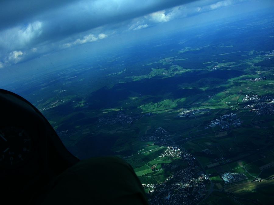 Vista aérea de un paisaje con campos, carreteras y un pueblo pequeño.