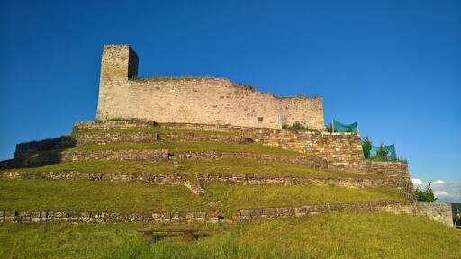 Burgruine in Hoheneck (Ludwigsburg) im Sommer