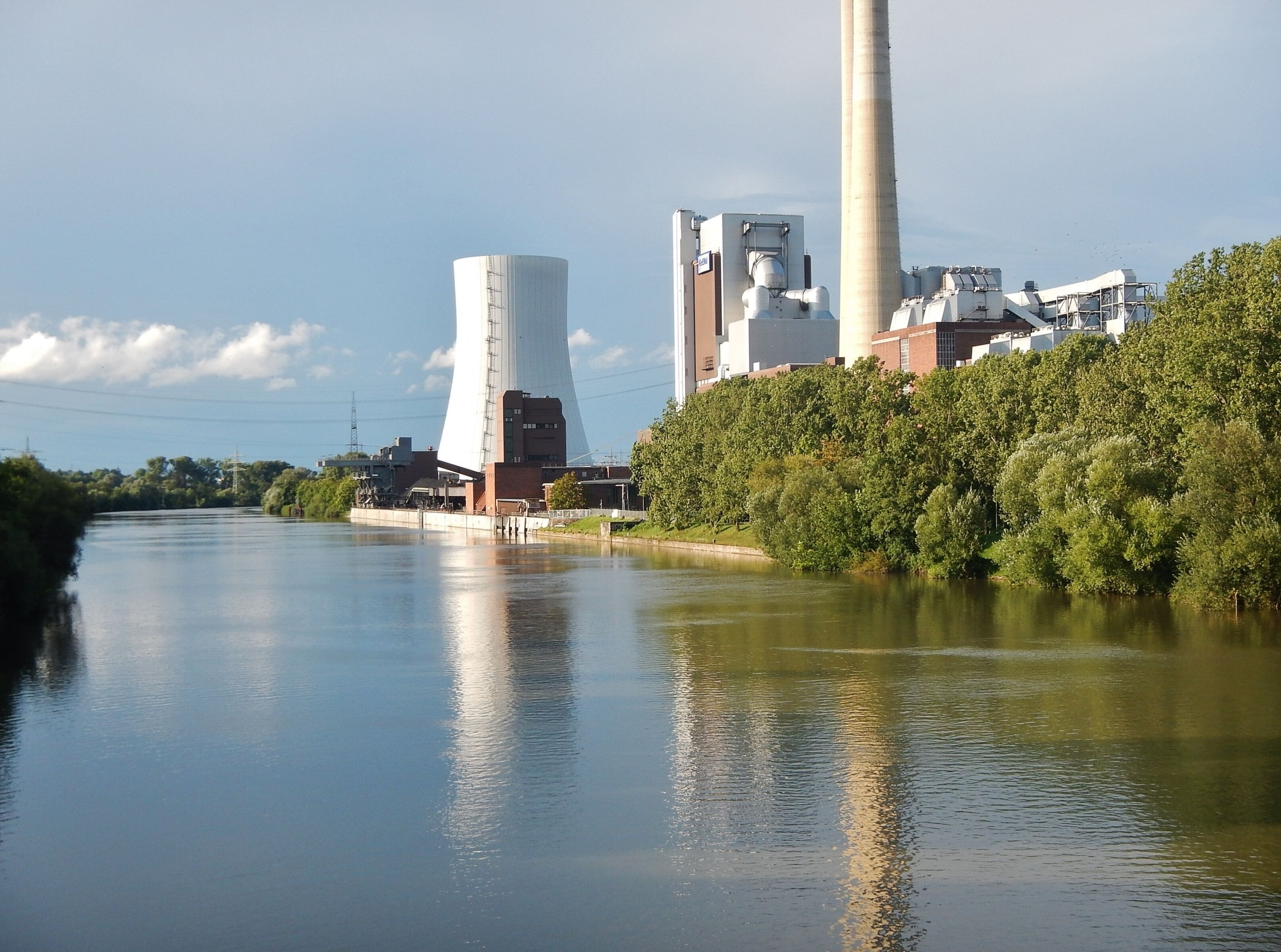 Beim 366 km langen Neckartalradweg: Heizkraftwerk der EnBW am Neckar
