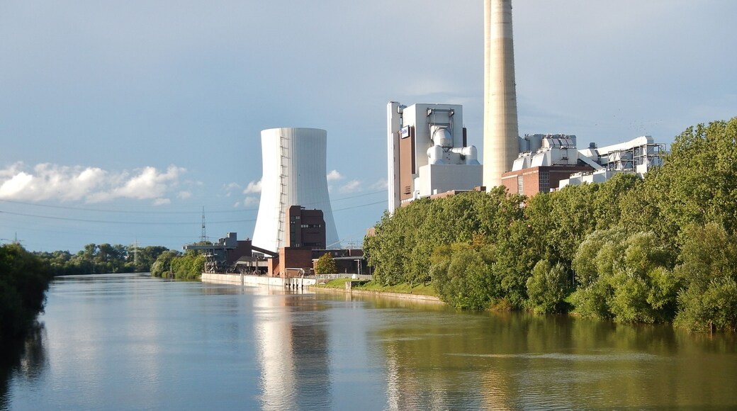 Beim 366 km langen Neckartalradweg: Heizkraftwerk der EnBW am Neckar