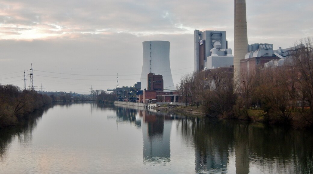Beim 366 km langen Neckartalradweg: Heizkraftwerk bei Heilbronn
