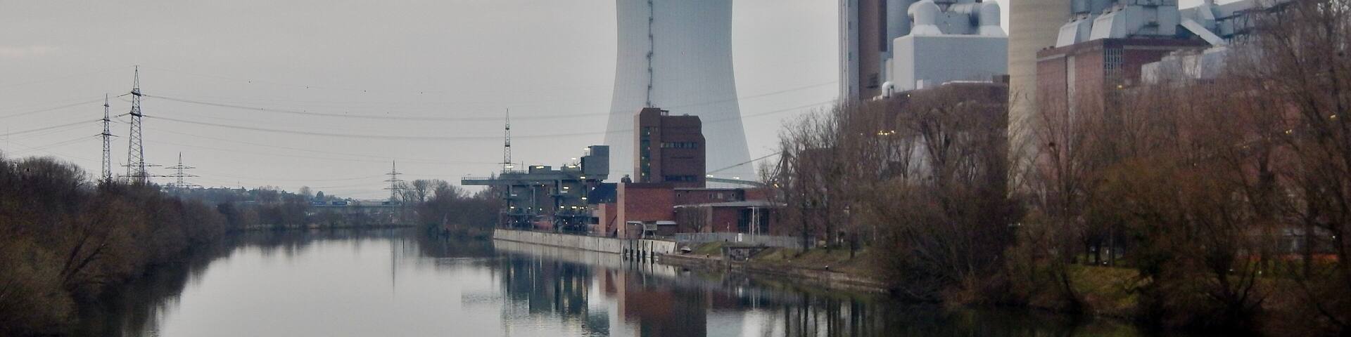 Beim 366 km langen Neckartalradweg: Heizkraftwerk bei Heilbronn