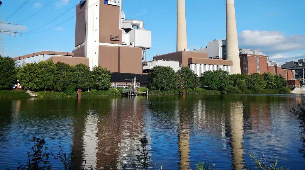 Ausblick vom 366 km langen Neckartalradweg auf das Heizkraftwerk der EnBW in Heilbronn am Neckar