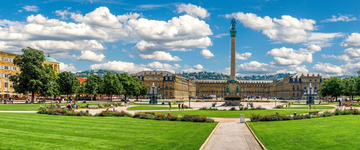 Der Schlossplatz in der Innenstadt von Stuttgart mir neuem Schloß im Hintergrund