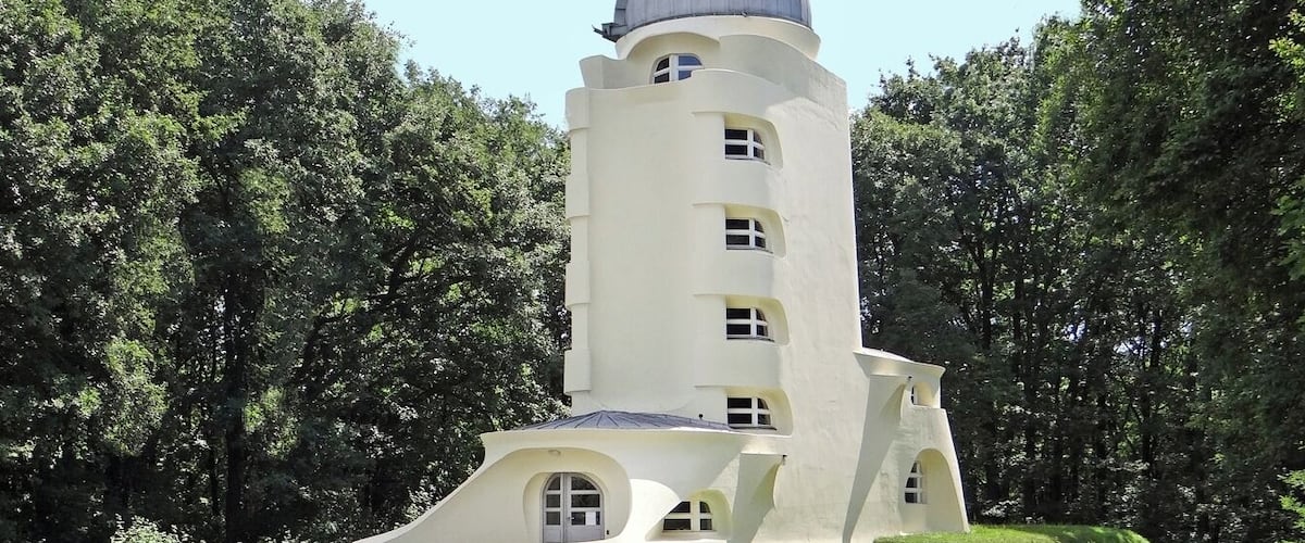 Vue d'ensemble de la tour Einstein (Einsteinturm, Einstein tower) Leibniz-Institut für Astrophysik Potsdam Allemagne Cet édifice (de style qualifié d'expressionniste) est un observatoire du rayonnement solaire doté d'un important télescope et d'appareils de spectrographie, destinés initialement à la vérification de la théorie de la relativité d'Einstein. Le bâtiment a été conçu par l'architecte allemand Erich Mendelsohn, et construit entre 1920 et 1922. Sa mise en service date de 1924. Il a été restauré à plusieurs reprises, en 1958, 1964, 1974-1978 et 1984, il est encore utilisé de nos jours. Il est situé sur la colline Telegrafenberg au sud de Potsdam dans le parc de l'observatoire. Erich Mendelsohn (1887-1953) est un des plus importants architectes allemands du XXè siècle. Il a notamment construit la Columbus-Haus, sur le Potsdamer Platz entre 1930 et 1932, un immeuble de bureaux et de commerces de 9 étages, très moderne pour l'époque. Incendié lors du soulèvement populaire de juin 1953 en RDA, il a été détruit en 1961. Erich Mendelsohn a du fuir l'Allemagne en 1933 pour échapper aux persécutions des nazis envers les juifs. Il a émigré d'abord au Royaume-Uni, puis en Palestine pour se fixer aux USA en 1941. Article de Wikipedia sur l'architecte fr.wikipedia.org/wiki/Erich_Mendelsohn