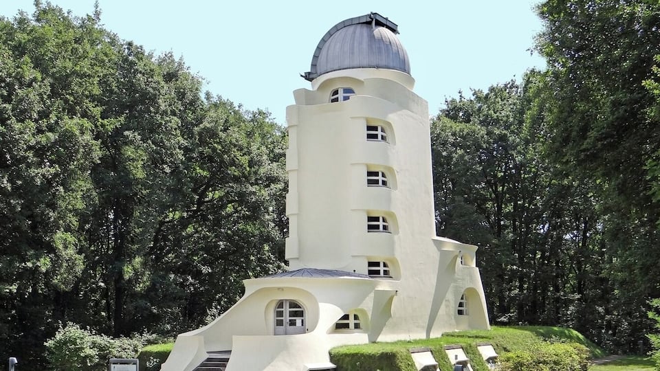 Vue d'ensemble de la tour Einstein (Einsteinturm, Einstein tower) Leibniz-Institut für Astrophysik Potsdam Allemagne Cet édifice (de style qualifié d'expressionniste) est un observatoire du rayonnement solaire doté d'un important télescope et d'appareils de spectrographie, destinés initialement à la vérification de la théorie de la relativité d'Einstein. Le bâtiment a été conçu par l'architecte allemand Erich Mendelsohn, et construit entre 1920 et 1922. Sa mise en service date de 1924. Il a été restauré à plusieurs reprises, en 1958, 1964, 1974-1978 et 1984, il est encore utilisé de nos jours. Il est situé sur la colline Telegrafenberg au sud de Potsdam dans le parc de l'observatoire. Erich Mendelsohn (1887-1953) est un des plus importants architectes allemands du XXè siècle. Il a notamment construit la Columbus-Haus, sur le Potsdamer Platz entre 1930 et 1932, un immeuble de bureaux et de commerces de 9 étages, très moderne pour l'époque. Incendié lors du soulèvement populaire de juin 1953 en RDA, il a été détruit en 1961. Erich Mendelsohn a du fuir l'Allemagne en 1933 pour échapper aux persécutions des nazis envers les juifs. Il a émigré d'abord au Royaume-Uni, puis en Palestine pour se fixer aux USA en 1941. Article de Wikipedia sur l'architecte fr.wikipedia.org/wiki/Erich_Mendelsohn
