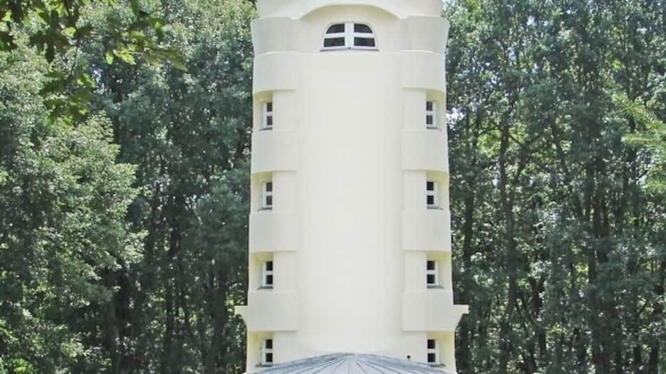 Vue de face de la tour Einstein (Einsteinturm, Einstein tower) Leibniz-Institut für Astrophysik Potsdam Allemagne Photo Annie Dalbéra Cet édifice (de style qualifié d'expressionniste) est un observatoire du rayonnement solaire doté d'un important télescope et d'appareils de spectrographie, destinés initialement à la vérification de la théorie de la relativité d'Einstein. Le bâtiment a été conçu par l'architecte allemand Erich Mendelsohn, et construit entre 1920 et 1922. Sa mise en service date de 1924. Il a été restauré à plusieurs reprises, en 1958, 1964, 1974-1978 et 1984, il est encore utilisé de nos jours. Il est situé sur la colline Telegrafenberg au sud de Potsdam dans le parc de l'observatoire. Erich Mendelsohn (1887-1953) est un des plus importants architectes allemands du XXè siècle. Il a notamment construit la Columbus-Haus, sur le Potsdamer Platz entre 1930 et 1932, un immeuble de bureaux et de commerces de 9 étages, très moderne pour l'époque. Incendié lors du soulèvement populaire de juin 1953 en RDA, il a été détruit en 1961. Erich Mendelsohn a du fuir l'Allemagne en 1933 pour échapper aux persécutions des nazis envers les juifs. Il a émigré d'abord au Royaume-Uni, puis en Palestine pour se fixer aux USA en 1941. Article de Wikipedia sur l'architecte fr.wikipedia.org/wiki/Erich_Mendelsohn