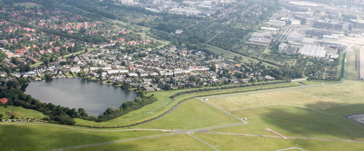 Fotoflug: von Flughafen Ganderkesee - Ganderkesee Stadt - Hasportsee - Roland Center - Grollaner See - Airport Bremen (identische Bildbeschreibung für File:2012-08-08-fotoflug-bremen zweiter flug 0001.JPG bis File:2012-08-08-fotoflug-bremen zweiter flug 0100.JPG
