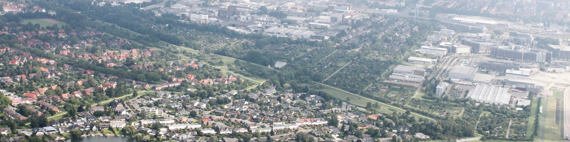 Fotoflug: von Flughafen Ganderkesee - Ganderkesee Stadt - Hasportsee - Roland Center - Grollaner See - Airport Bremen (identische Bildbeschreibung für File:2012-08-08-fotoflug-bremen zweiter flug 0001.JPG bis File:2012-08-08-fotoflug-bremen zweiter flug 0100.JPG