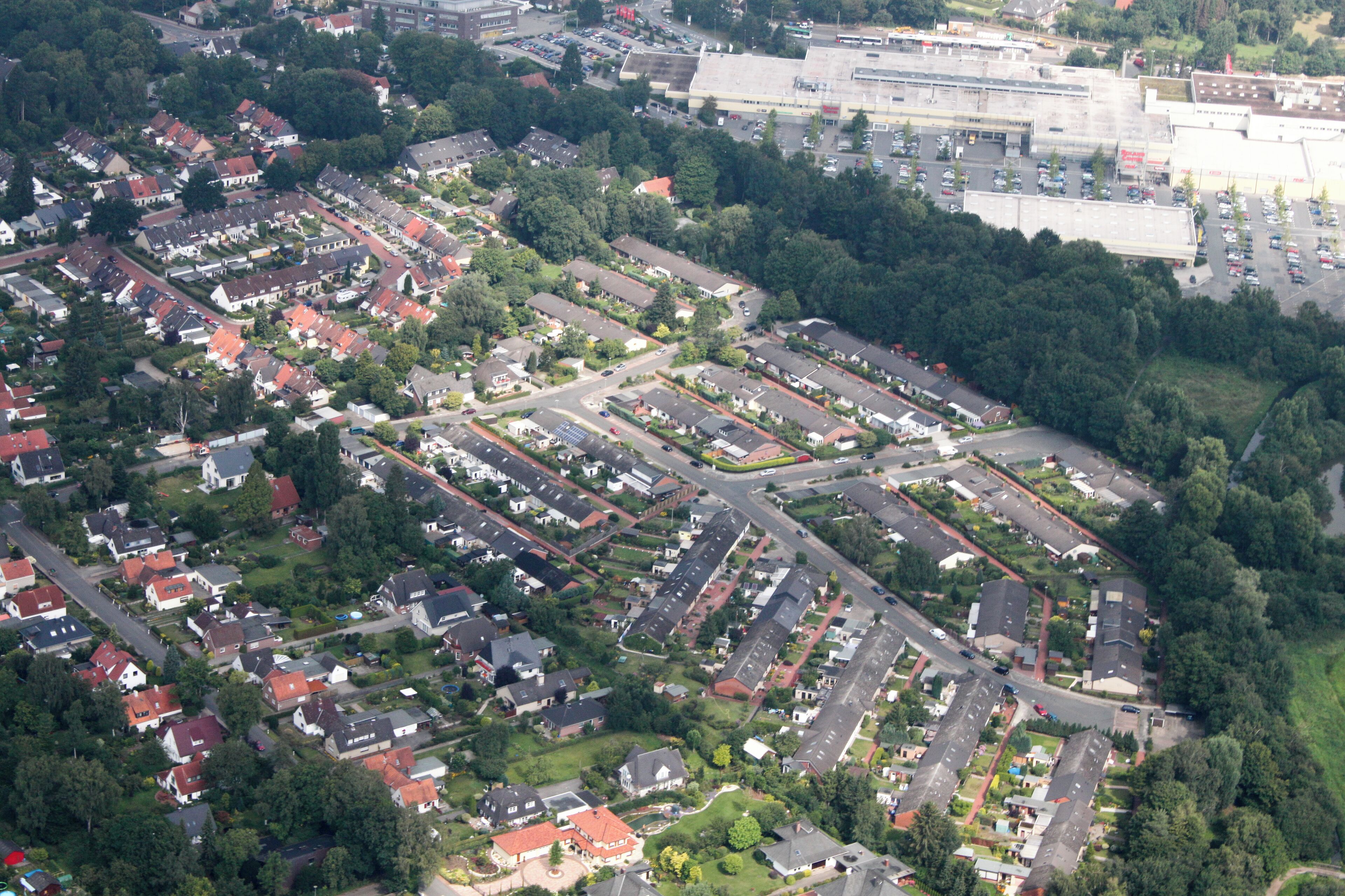 Fotoflug: von Flughafen Ganderkesee - Ganderkesee Stadt - Hasportsee - Roland Center - Grollaner See - Airport Bremen (identische Bildbeschreibung für File:2012-08-08-fotoflug-bremen zweiter flug 0001.JPG bis File:2012-08-08-fotoflug-bremen zweiter flug 0100.JPG