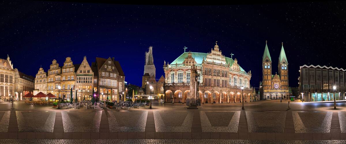 Bremen Hansestadt Markt mit Rathaus Skyline Panorama