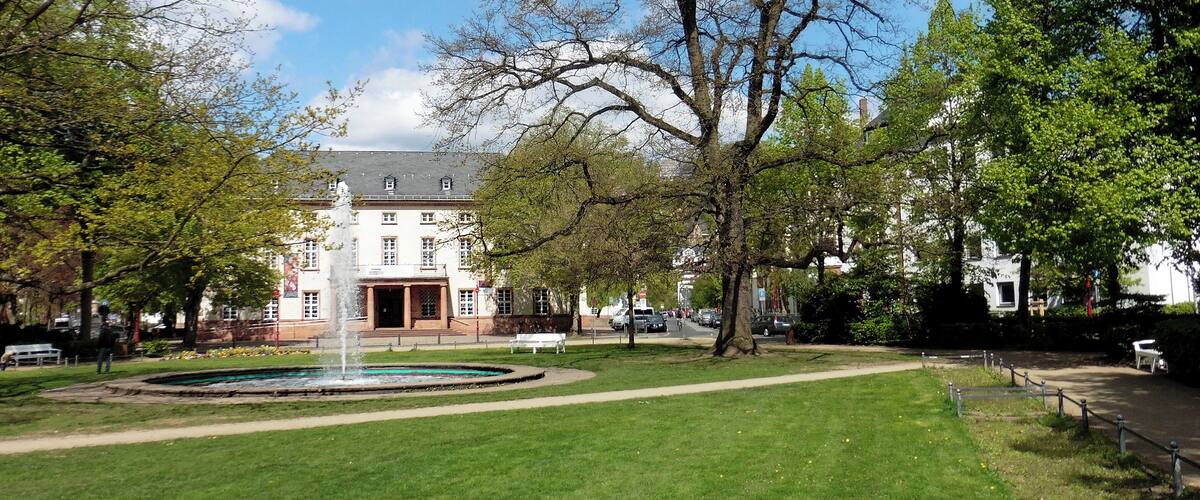 Friedrichsplatz mit dem Hessischen Staatsarchiv in Marburg. Ansicht von Süden.
