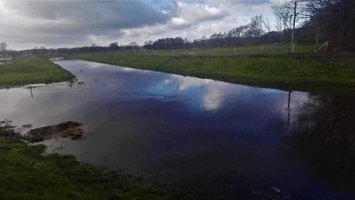 Einmündung des Dünsener Bachs (hinten) in die Varreler Bäke(Klosterbach, vorne links) nördlich von Stuhr-Varrel