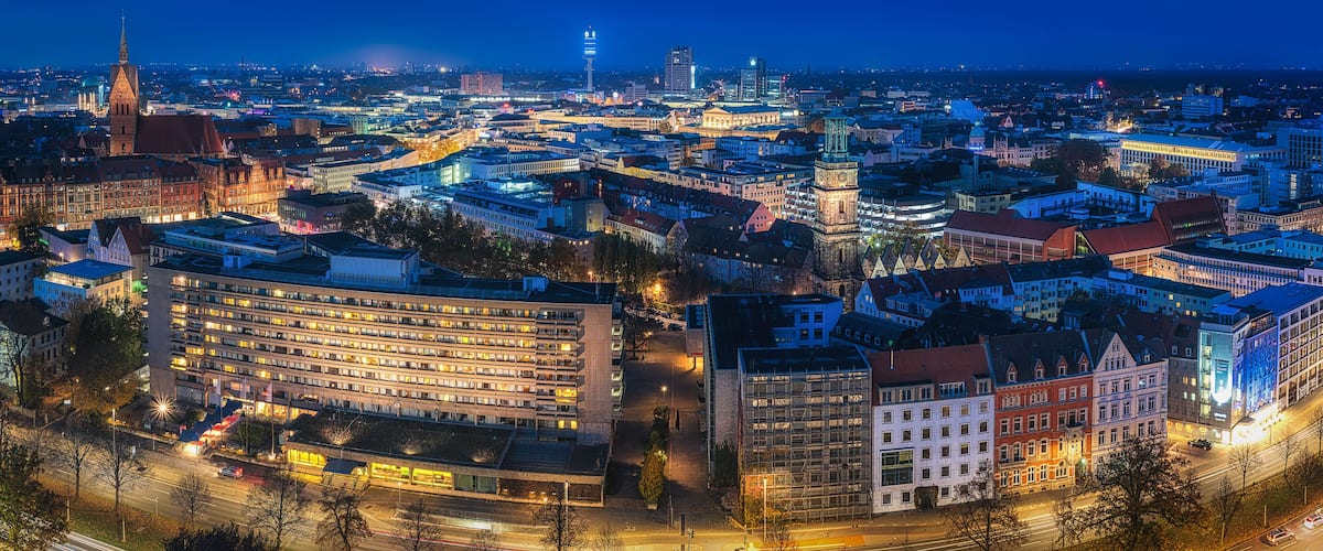 Panorama von Hannovers Innenstadt zur blauen Stunde