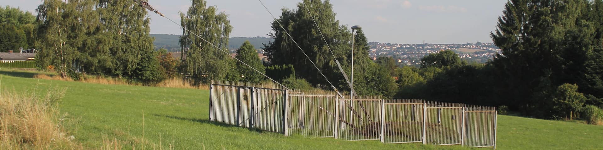 Abspannfundament des westlichen Mastes des Senders Heusweiler Camera location 49° 20′ 40.9″ N, 6° 54′ 48.2″ E View this and other nearby images on: OpenStreetMap - Google Earth 49.344694; 6.913388