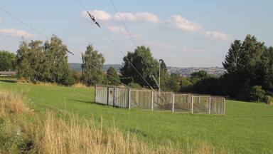 Abspannfundament des westlichen Mastes des Senders Heusweiler Camera location 49° 20′ 40.9″ N, 6° 54′ 48.2″ E View this and other nearby images on: OpenStreetMap - Google Earth 49.344694; 6.913388