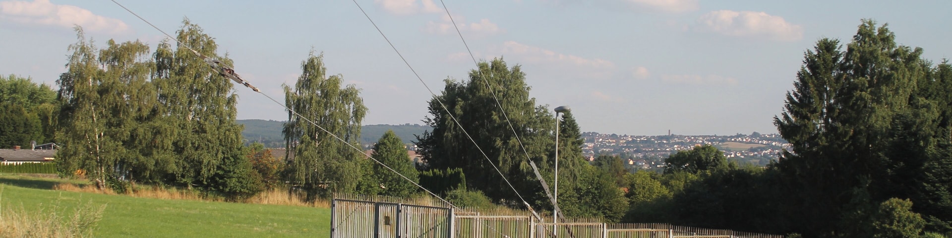 Abspannfundament des westlichen Mastes des Senders Heusweiler Camera location 49° 20′ 40.9″ N, 6° 54′ 48.2″ E View this and other nearby images on: OpenStreetMap - Google Earth 49.344694; 6.913388