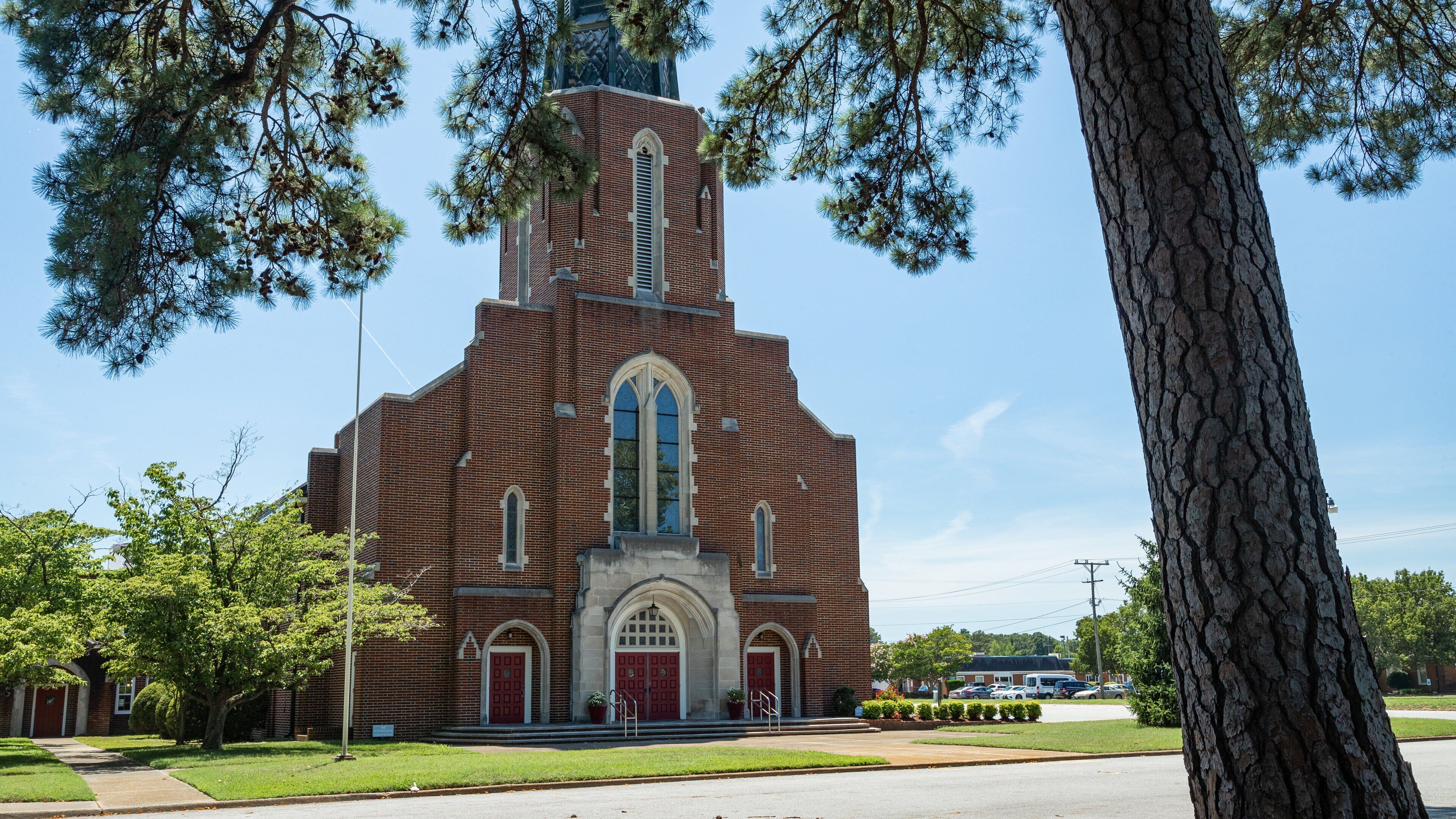 Churchland showing a church or cathedral