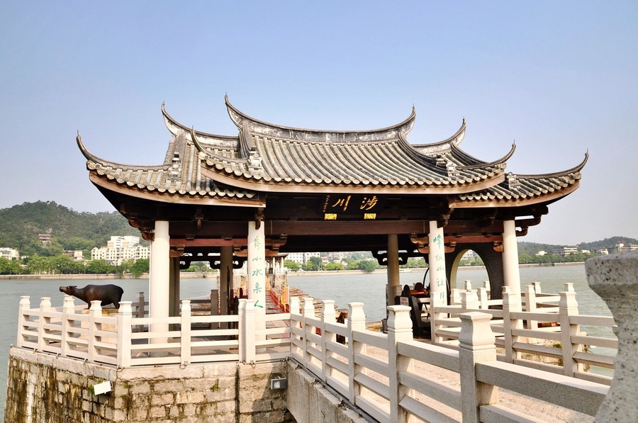 Guangji Bridge (廣濟橋) - one of four ancient bridges in China, it combines the architectural style of beam, arch bridge and floating bridges. The bridge was first built as a floating bridge in 1171, but three years later was destroyed by floods. Later construction of piers and framework started from both banks of the river on which it was moored. After 200 years renovation, a floating section of 18 supporting wooden boats in between two beamed sections supported by 24 piers was completed.
#InStone #Guangdong #China #Chaozhou #GuangjiBridge #architecture #Chine #bridge #river