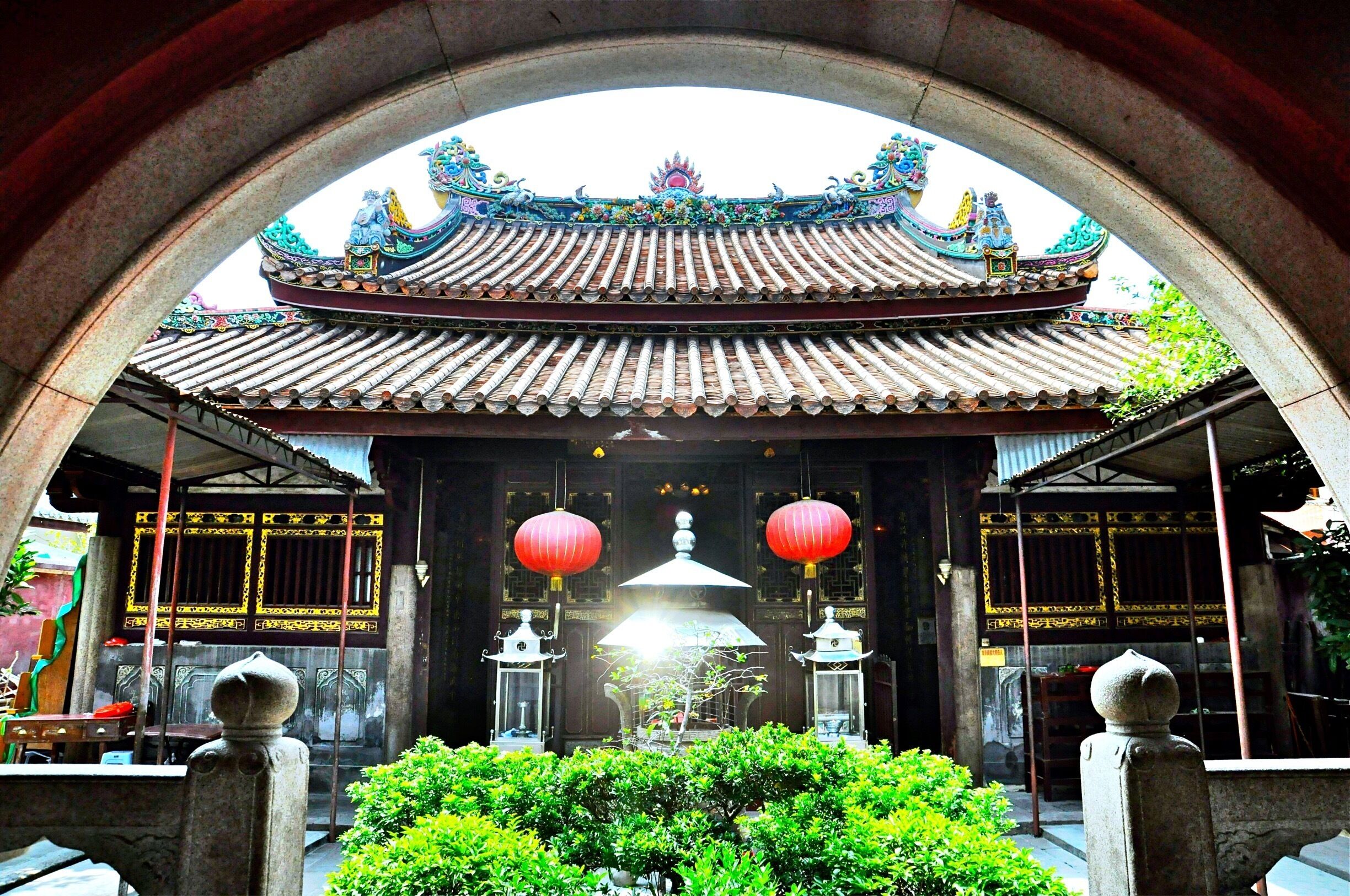 Kaiyuan Temple (開元寺) is one of the oldest Buddhist temple in Chaozhou, Guangdong province and Southern China. This temple was built in the Tang dynasty and has a history that is over 1200 years. It’s a must-visit place for those interested in Chinese ancient architecture.
#China #Guangdong #Chaozhou #temple #BuddhistTemple #architecture #arch #red #roof #Asia #lantern #History Photo Contest
