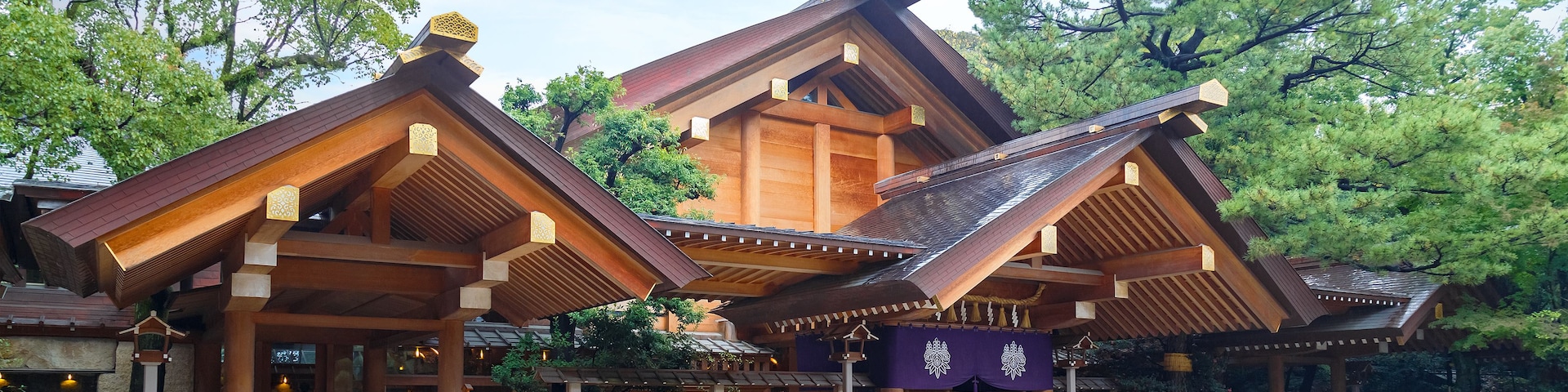 Um edifício japonês tradicional com arquitetura de madeira e um pátio de cascalho.