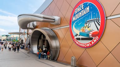 Une enseigne pour « Space Mountain » avec une illustration de navette spatiale et les mots « Space Mountain Tomorrowland ».