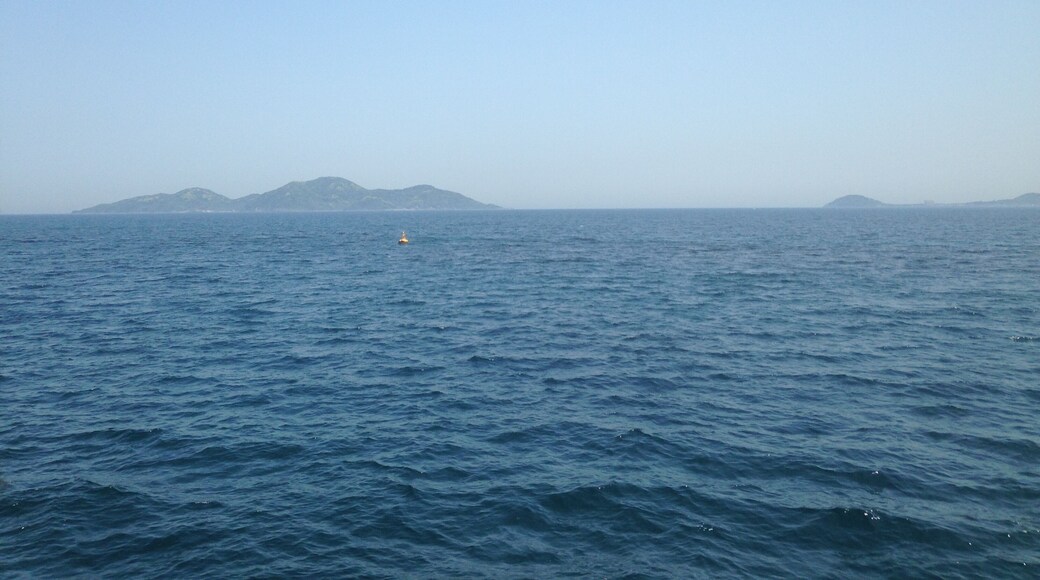 筑前大島行きの「フェリーおおしま」より望む地島(左)と鐘ノ岬(右)