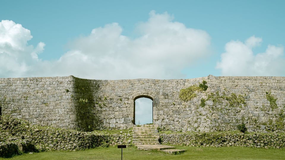 Nakagusuku Castle Ruins under Blue Sky ā UNESCO World Heritage Siteļ¼ććŖć¼ęē£ćē§°č³ćććäøååć®ē¾ććē³å£ļ¼