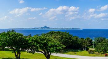 沖縄の青い空と青い海、海洋博公園の総合案内所(ハイハイプラザ)から伊江島の眺め