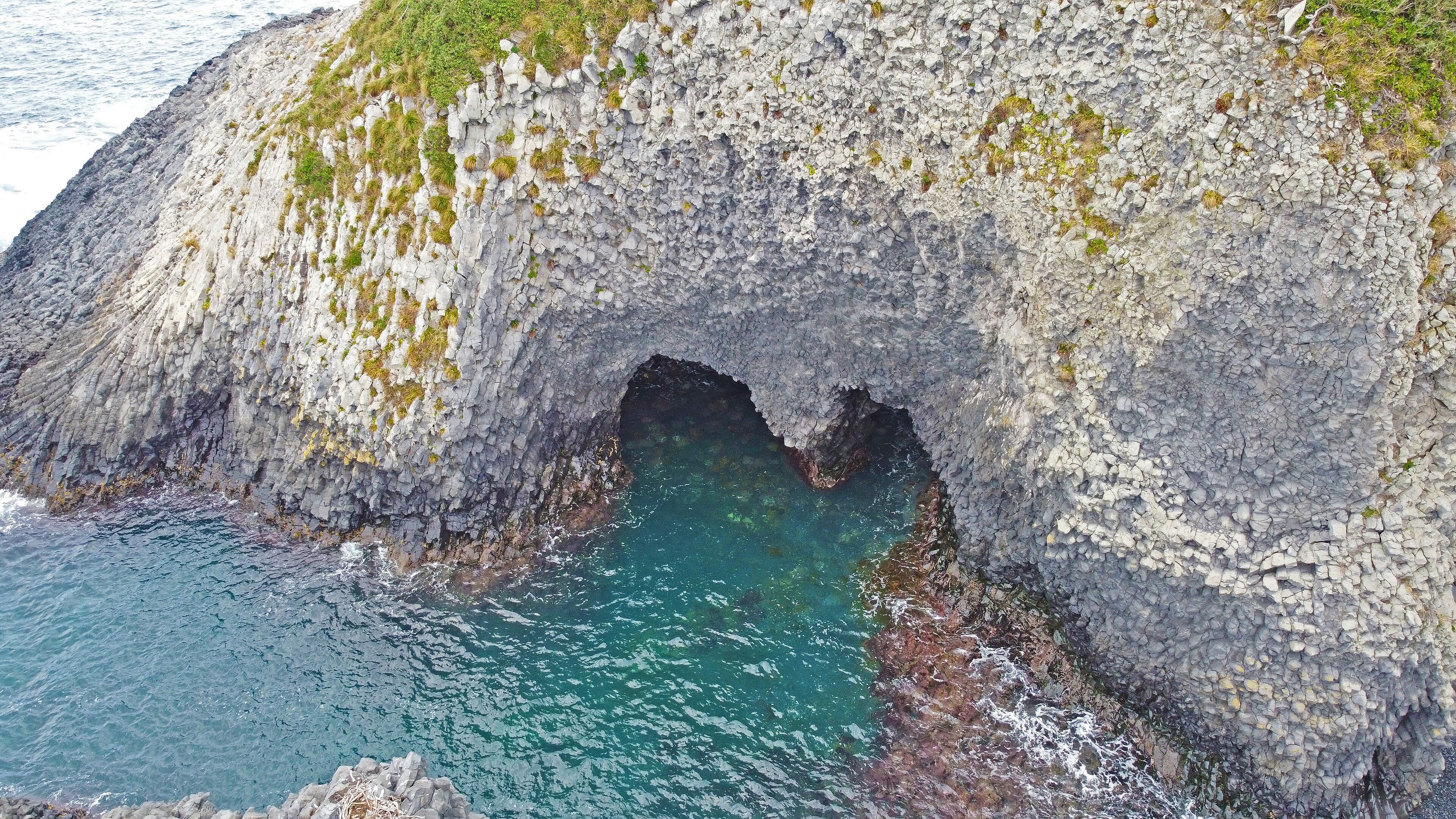 鼻面半島の海触洞と柱状節理