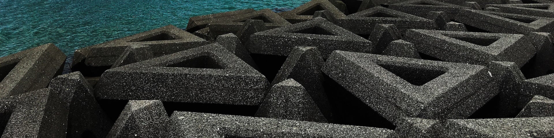 長門市深川港付近の海岸