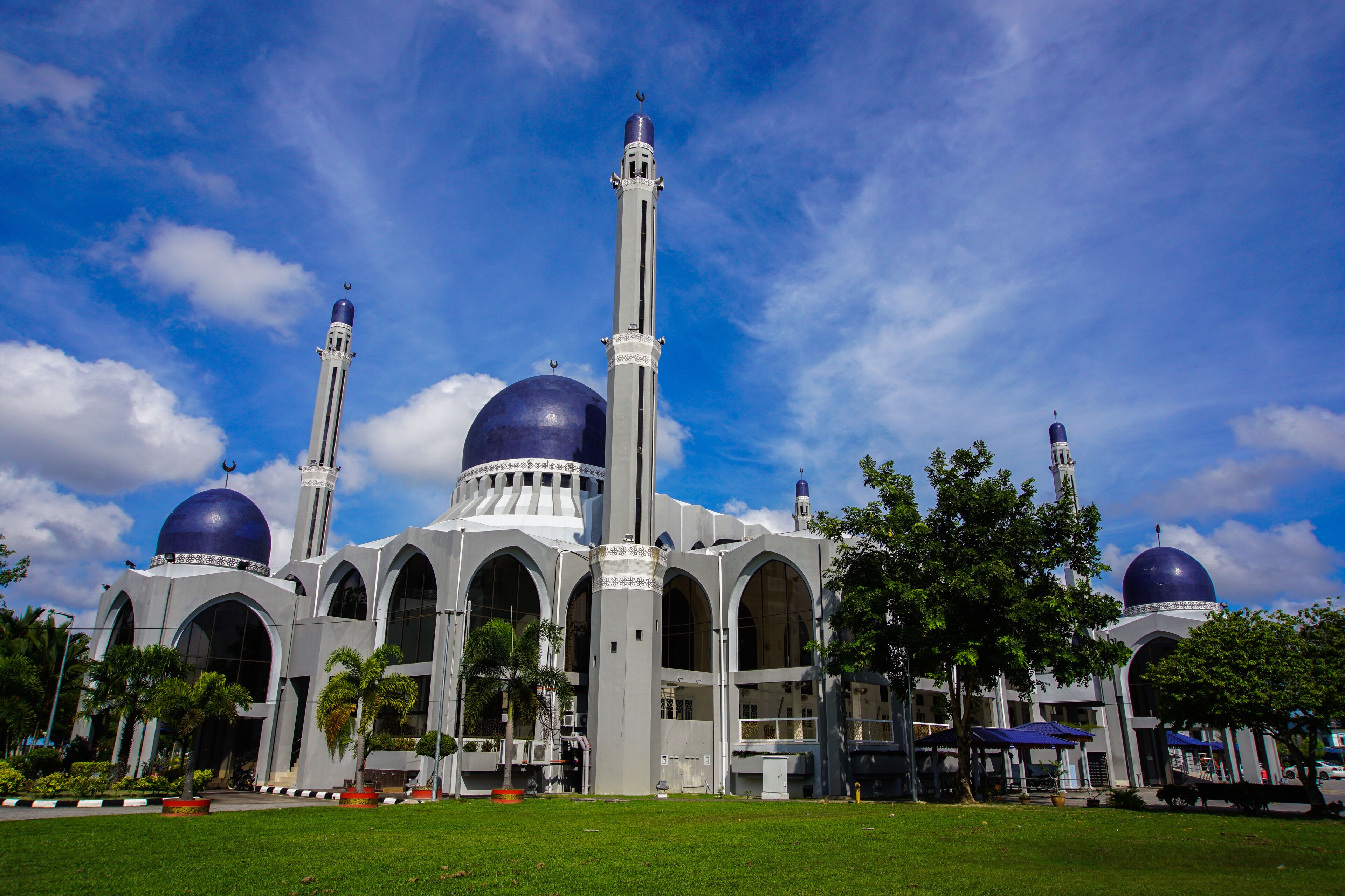 A mosque with two large domes and a tall minaret.