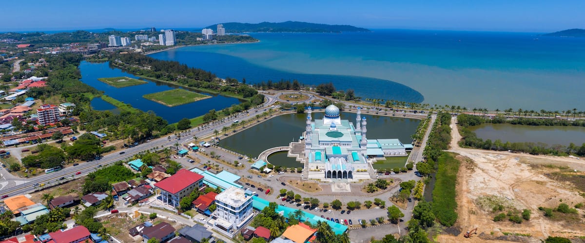 A mosque facing sea with clear blue sky