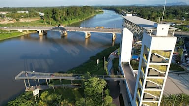 Un río con un puente, un edificio moderno y una carretera.