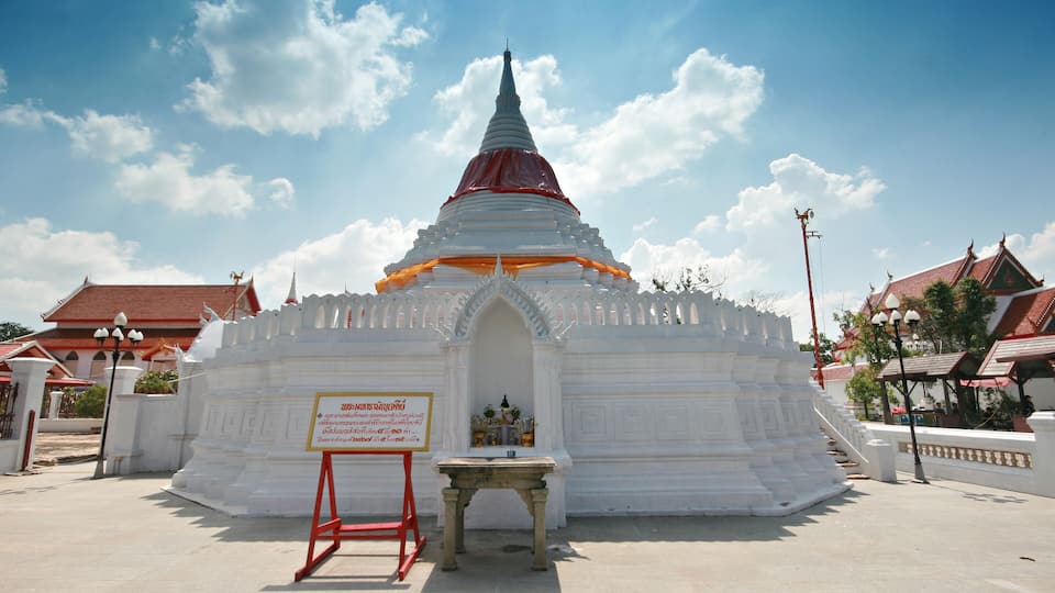 Public Attractions Wat Poramaiyikawas Temple at Pak kret Nonthaburi Province, Thailand