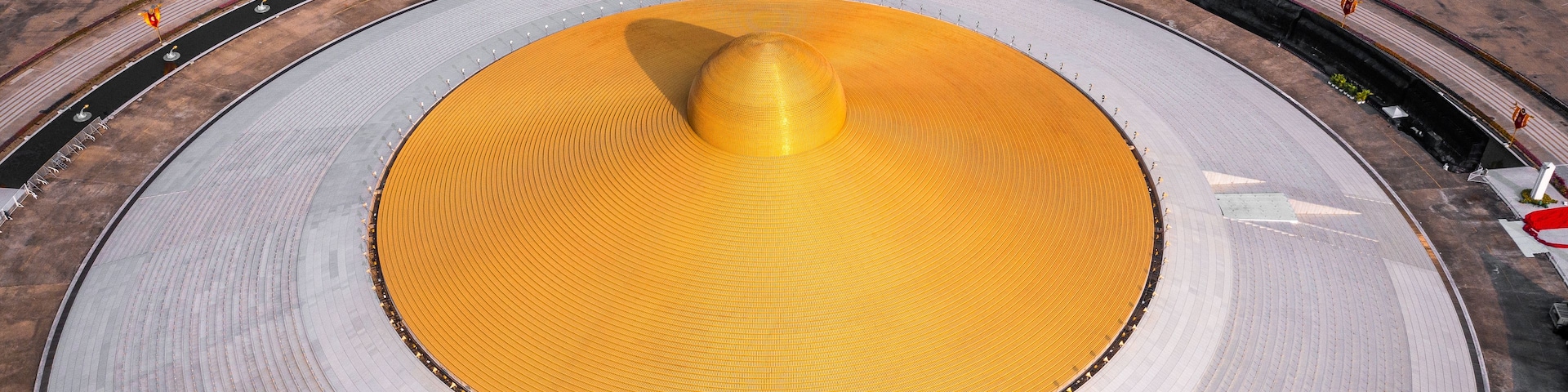 Una gran estructura circular con una cúpula central y anillos concéntricos que la rodean.