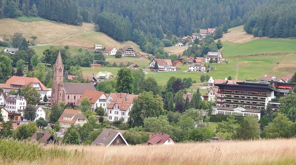 Christuskirche und Hotel Bareiss in Mitteltal
