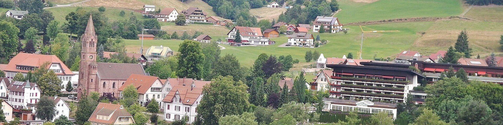 Christuskirche und Hotel Bareiss in Mitteltal