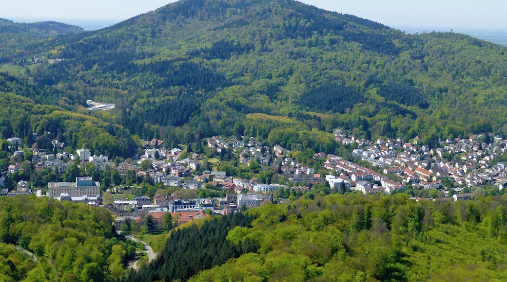 Schloss Hohenbaden; Blick vom Bergfried zum Fremersberg, unten links das Festspielhaus.